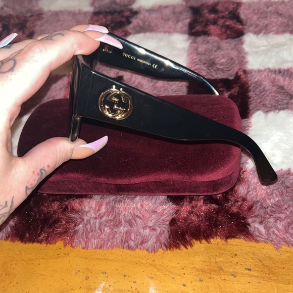 Black and gold authentic Gucci sunglasses - Picture 3 of 4